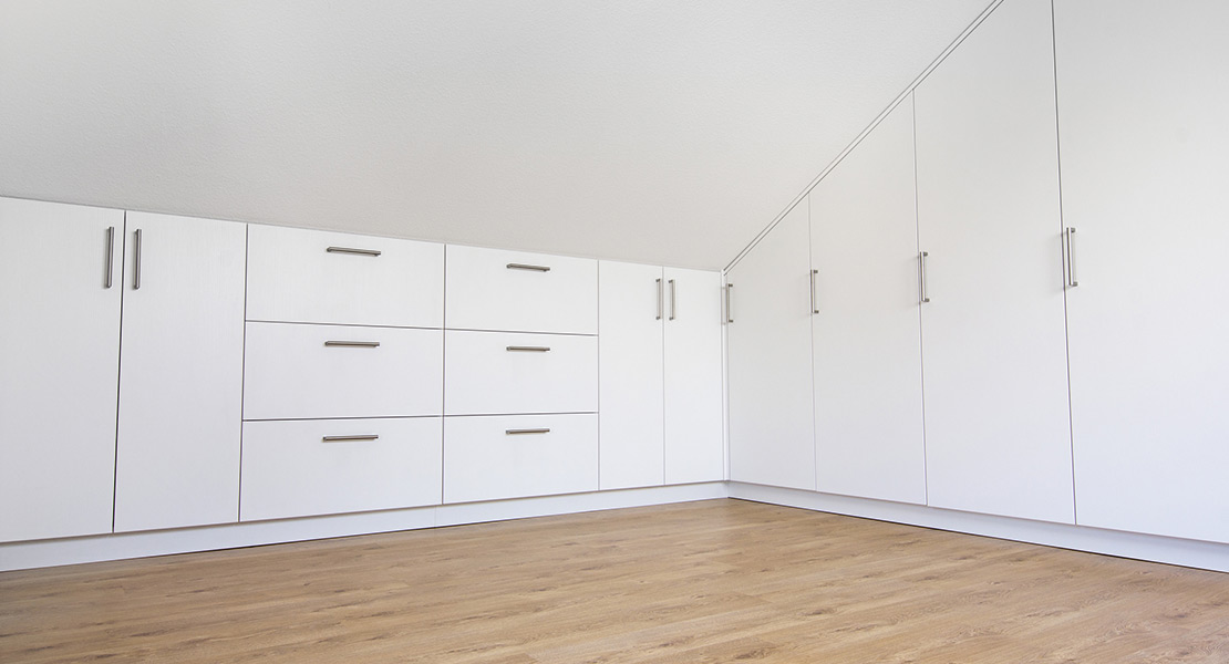 Einbauschrank, Schräge, Schrank, Dachschräge, Tischler, einbauen, Holz, Wand, passgenau, modern, Einbauschränke, niemand Ecke Raum, Möbel, Inneneinrichtung hell griffe Wohnraum Möbeltischler Edelstahl, Qualitätsarbeit Meisterbetrieb leer nutzen Kleiderschrank, Dach Qualität Zimmer moderner innen Referenz, weiß Laminat, neu Boden edel Innenaufnahme  leerstehend, Mobiliar Parkett hochwertig Anfertigung, Vermieter Spezialanfertigung, wohnen, groß, komplett, Wohnung